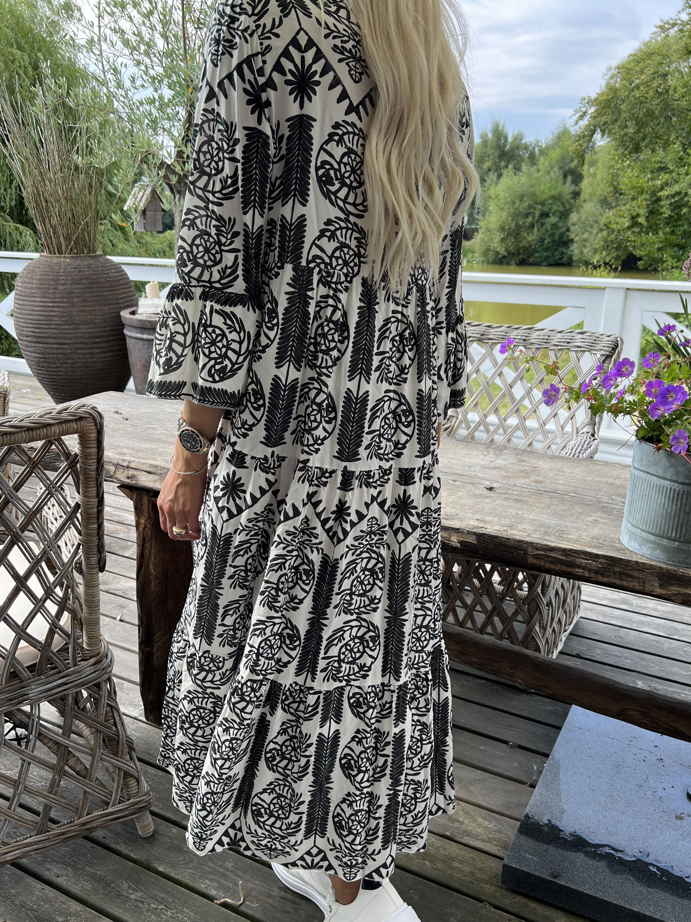 Petra - Lång vit viskosskjorta med färgat mönster